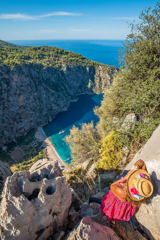 女人在顶端。来自Oludeniz的蝴蝶谷。Fethiye Mugla,土耳其。